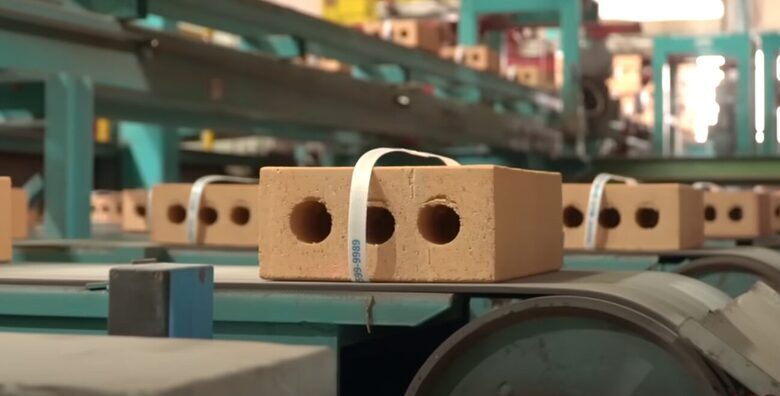 Darbas fabrike Olandijoje - plytų gamyba